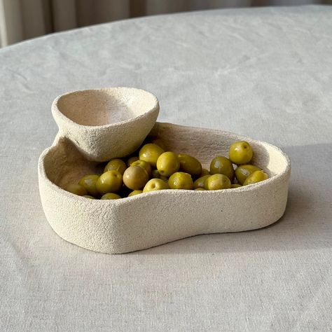 This versatile olive bowl is perfect for cherries, chip and dip, jewellery, or even as a pet bowl. Made from high-fire white stoneware clay, it's glazed inside and raw outside for a Mediterranean touch. Dishwasher and microwave safe. Aprox. width: 15 cm. This piece is entirely handmade, so slight variations from the product image may occur. However, we see all imperfections as perfect 🤍 Dishwasher-safe, but hand-washing recommended. Saleta crafts each piece meticulously, creating a stylish and Ceramic Tapas Dishes, Pottery Small Ideas, Olive Bowl Ceramic, Ceramic Food Ideas, Hand Clay Ideas, Ceramica Gres Ideas, Ideas En Ceramica, Ideas Con Ceramica, Ideas Arcilla