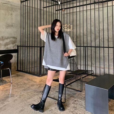 Oversized Sweater Outfit Korean, Sweater Outfits Korean, Korean Boots, Oversized Sweater Vest, Tall Black Boots, Sweater Vest Outfit, Oversized Sweater Outfit, Casual Street Wear, Korean Girl Fashion