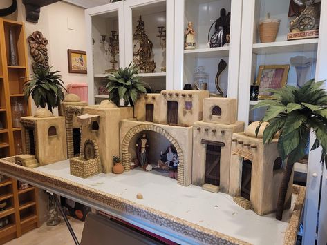 Christmas Nativity Scene Diy, Christmas Cave, Nativity House, Christmas Nativity Scene Display, Christmas Crib Ideas, Nativity Scene Diy, Nativity Scene Display, Christmas Crib, Christmas Village Sets