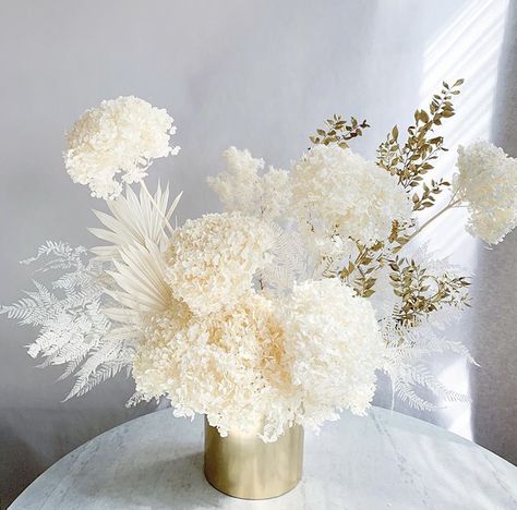 Preserved Hydrangea Arrangements, Diy Dried Flower Arrangement, Rustic Glam Wedding, Preserved Hydrangea, Dried Flowers Wedding, Hydrangea Arrangements, Flower Box Gift, Rustic Glam, Flower Arrangements Diy