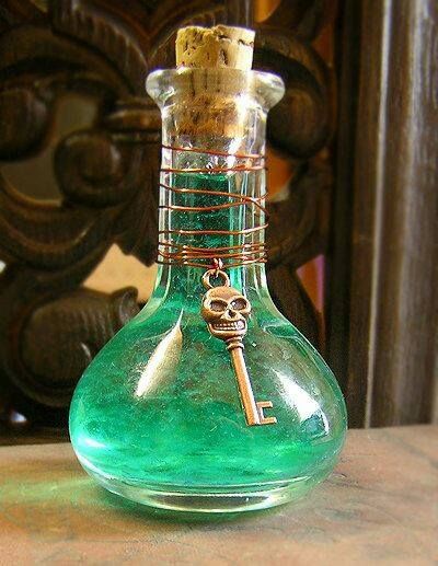 Diy Potion Bottles, Classy Halloween Party, Halloween Potion Bottles, Halloween Apothecary, Classy Halloween, Halloween Bottles, Festa Harry Potter, Halloween Potions, Anniversaire Harry Potter