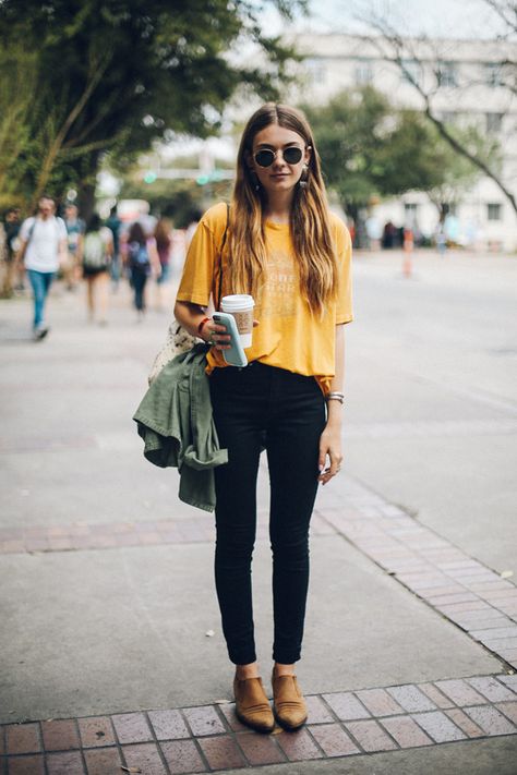 Street Style Inspiration at SXSW | Free People Blog #freepeople Hippie Mode, Mode Pop, Boho Mode, Mode Tips, Quoi Porter, 여름 스타일, Seoul Fashion, Blazer Outfit, Comfy Chic