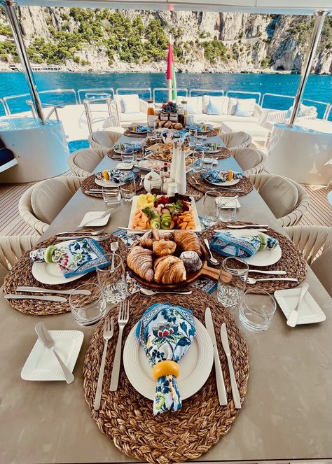 Table Settings Yacht, Superyacht Table Settings, Yacht Table Decor, Yacht Decorating Ideas Party, Yacht Table Settings, Yachtie Life, Breakfast Table Setting Ideas, Yacht Decorating Ideas, Yacht Stewardess