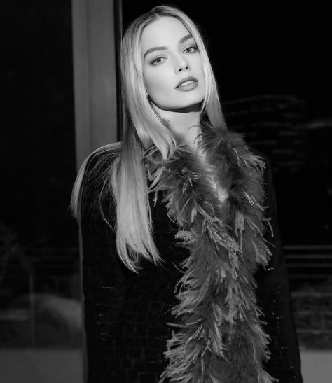 Margot Robbie Aesthetic, Celebrities Crush, Sharon Tate, Margot Robbie, Best Actress, Girl Crush, Dark Aesthetic, Celebrity Crush, Magazine Cover