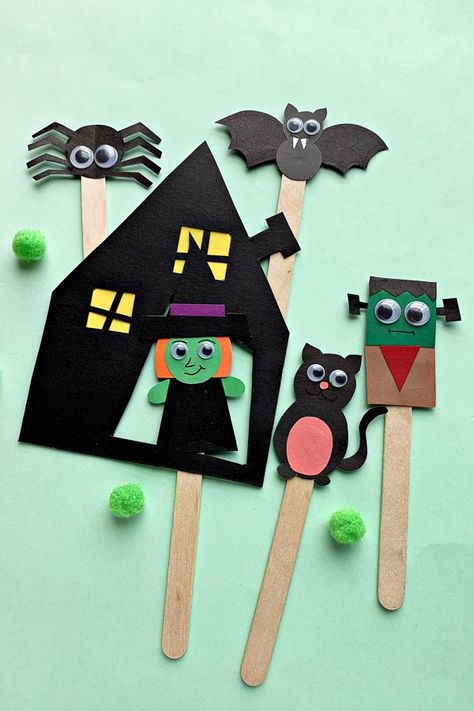 Today we are making these adorable Halloween puppets! With just a bit of craft paper, some googley eyes, popsicle sticks and our printable template, you can easily make these adorable Halloween figures with your kids! Halloween Craftsforkids, Halloween Puppets, Popsicle Stick Crafts For Kids, Halloween Crafts To Sell, Bricolage Halloween, Halloween Spells, Monster Craft, Puppets For Kids, Halloween Figures