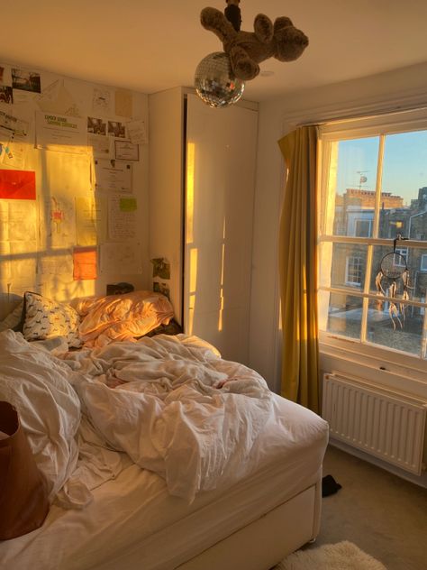 American Bedroom Aesthetic, Sunny Bedroom Aesthetic, Sunny Room Aesthetic, Bedroom References, Abby Core, Sunny Bedroom, 2000s Room, American Bedroom, Sunny Room