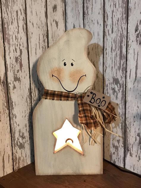 Primitive Ghost Patterns, Ghost Wood Crafts, Wooden Ghost, 4x4 Wood Ghost, Primitive Halloween Crafts, Wood Scarecrow, Grungy Candles, Primitive Fall Crafts, Primitive Jack O Lantern