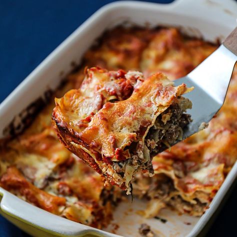 Move over granny, Sip Bite Go’s smoked lasagna on a Traeger pellet grill recipe is here to WOW at your next family gathering. Smoked Lasagna, Lasagna With Ground Beef, Smoked Pasta, Lasagna Casserole, Baked Lasagna, Bbq Dinner, Traeger Recipes, Pellet Grill Recipes, How To Cook Beef