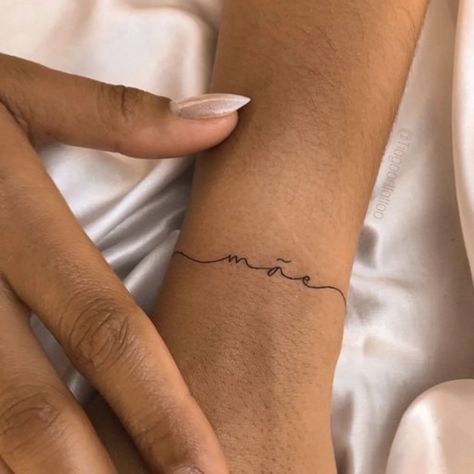 Tatouage discret sur le poignet : un prénom Name Tattoos On Wrist, Initial Tattoo, Name Tattoo, Tattoos And Piercings, Cosmopolitan, Ink Tattoo, Tatting, Body Art, Piercings