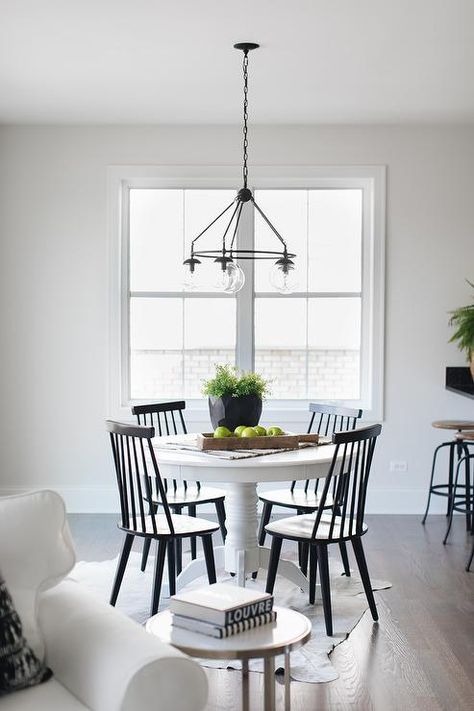 Pairing Black Windsor chairs with a round white pedestal dining table binds an antique feel with today's modern look. White Pedestal Dining Table, Black Windsor Chairs, Country Kitchen Tables, White Round Dining Table, White Round Tables, Chairs Diy, White Pedestal, Round Dining Room Sets, Sitting Room Chairs