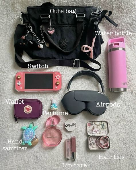 Whats In My Bag Messy, Purse Must Haves Items, Purse Essentials List, Bag Tour, School Backpack Essentials, Everyday Bag Essentials, What's In My Purse, Backpack Essentials, School Bag Essentials