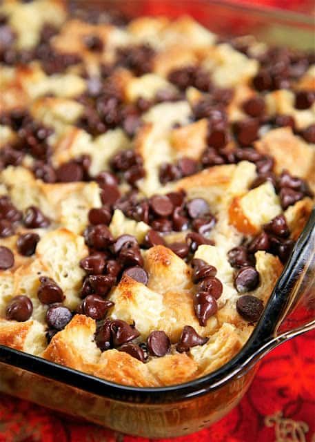 Chocolate Croissant Breakfast Bake - buttery croissants, cream cheese, sugar, eggs, milk and chocolate. Can assemble and refrigerate overnight. This is incredibly delicious! Can eat for breakfast or dessert. Perfect for Christmas morning!! Croissant Breakfast Bake, Breakfast Egg Casserole Recipes, Breakfast Casserole Recipes, Easy Breakfast Casserole Recipes, Plateau Charcuterie, Best Breakfast Casserole, Baked Breakfast Recipes, Croissant Breakfast, Breakfast And Brunch