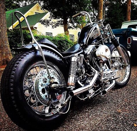 Awesome pic ! 😁 Motocykle Harley Davidson, Shovelhead Bobber, Harley Davidson Dyna Super Glide, Harley Davidson Pictures, Мотоциклы Harley Davidson, Custom Motorcycles Bobber, Harley Shovelhead, Harley Bobber, Classic Harley Davidson