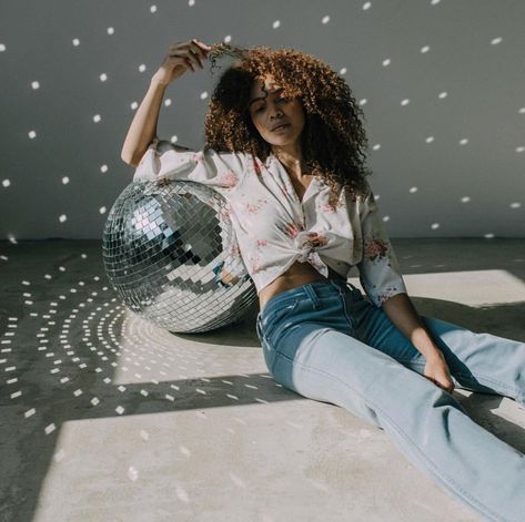 Disco Ball Reflection Photography, Posing With Disco Ball, Disco Ball Studio Photoshoot, Disco Ball Portrait, Discoball Photoshoot Ideas, Dj Photoshoot Ideas, Disco Shoot, Disco Ball Photoshoot, Dj Photoshoot