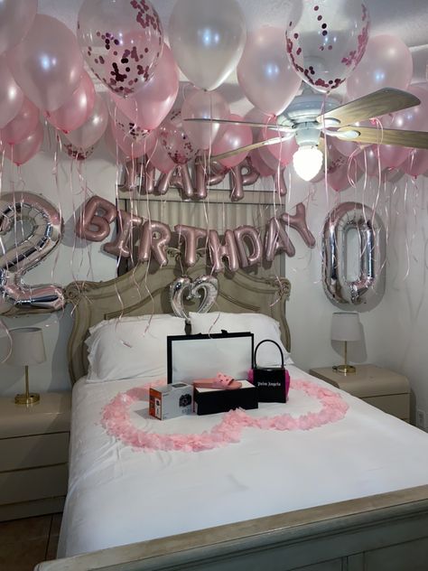 22 Birthday Room Decor, Decorating Bedroom For Birthday, Cute Birthday Room Surprises, Birthday Decor For Room, Hotel Pink Birthday, Decorated Bday Room, Pink And Silver Balloon Decorations, Bedroom Decor Birthday, Birthday Bed Set Up