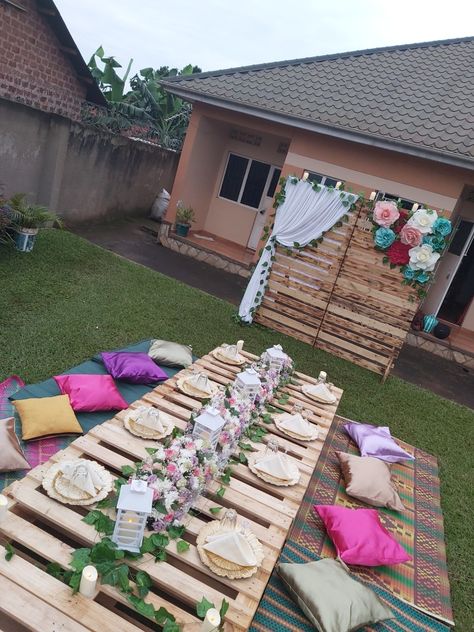 Pallet Garden Party, Bohemian Garden Party Decoration, Pallets Table Outdoor Party, Pallets Picnic Ideas, Low Pallet Table Outdoor Party, Pallet Tea Party, Pallet Table Party, Pallet Picnic Setup Ideas, Pallet Birthday Decor Party Ideas