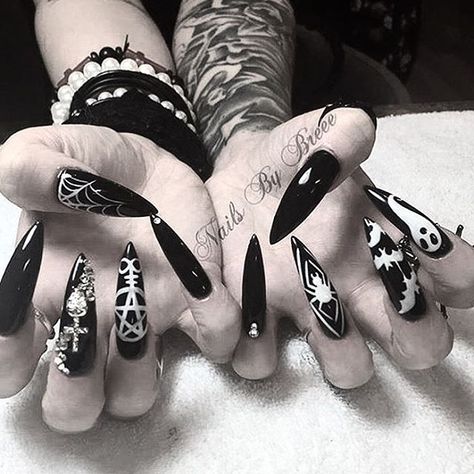 Creepy Cool Nail Art - Another wicked set by @nailsbybreee Halloween vibes… Diy Halloween Nail Art, Gothic Nail Art, Nails Grunge, Black Halloween Nails, Holloween Nails, Witch Nails, Witchy Nails, Gothic Nails, Black Nail Art