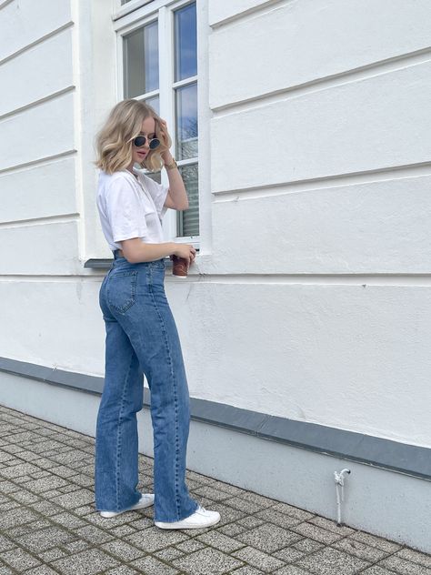 Mom Jeans With White Shirt, Mummy Jeans, T Shirt With Jeans, White Mom Jeans, Jeans Styling, Casual Ootd, You Never Know, White T Shirt, White Sneakers