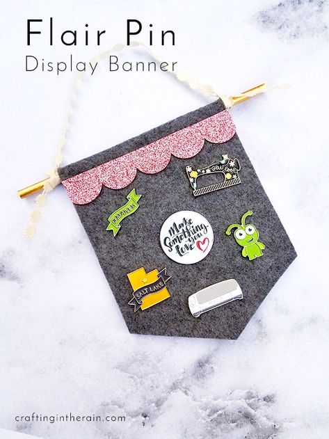 DIY Flair Pin Display Banner Pin Banner Diy, Cricut Felt Projects, Sew Banner, Diy Fidgets, Pin Collection Displays, Teen Diy, Creative Mindset, Pin Banner, Pins Badge Display