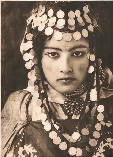 Lehnert & Landrock, Ouled-Naïl Tunisie, 1905 | retro-vintage… | Flickr Algerian Jewelry, Lily Elsie, Belly Dancing Classes, Anna Pavlova, Vintage Dance, Portrait Vintage, Fotografi Vintage, Jive, Berber Women