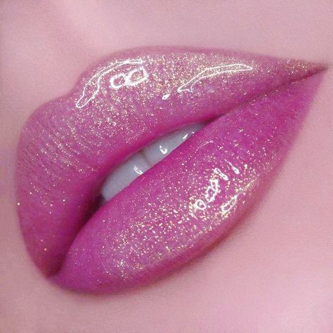 Barbie Themed Makeup, Pink Lips Aesthetic, Pink Lip Makeup, Pink Glitter Lips, Lip Makeup Ideas, Fun Lipstick, Lips Piercing, Lip Glitter, Lip Gloss Lips