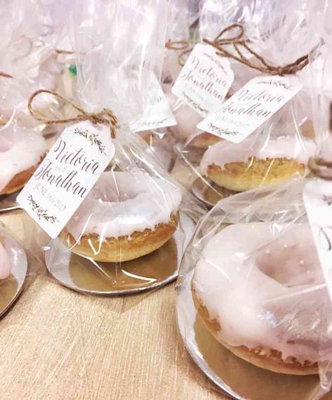 Desserts Catering, Boutique Patisserie, Donut Decorating Ideas, Wedding Favour Ideas, Foodie Wedding, Bake Sale Packaging, Favour Ideas, Baking Packaging, Catering Desserts