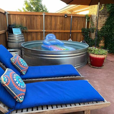 Stock Tank Pool Pump, Stock Tank Pool Landscaping, Pool Deck Diy, Hot Tub Stock Tank, Stocktank Pool Ideas, Stock Tank Pool Deck, Pool Cover Ideas, Pool Stock Tank, Diy Stock Tank Pool