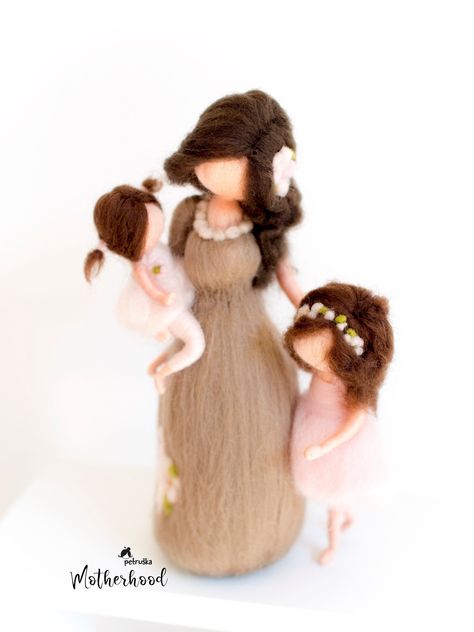 Wool Dolls, Family Figurine, Child Art, Felt Fairy, Fairy Gifts, Mother Child, Mothers Day Gifts From Daughter, Mors Dag, Two Daughters