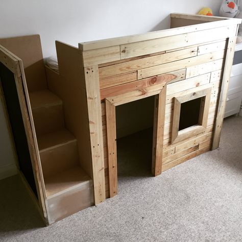 Amazing Kids Pallet Bed/Playhouse  #bed #bedroom #kids #painted #palletbed #palletkidsplayhouse #recyclingwoodpallets This child's bed/play house was clad in reclaimed palletwood Kids Pallet Bed, Bed Playhouse, Pallet Bedroom, Cool Toddler Beds, Pallet Bed Headboard, Playhouse Diy, Diy Kids Bed, Diy Toddler Bed, Pallet Kids