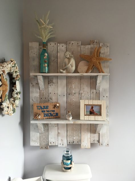 Beachy, rustic pallet shelf Beachy Shelf Decor, Beachy Shelf, Seaside Decorating, Brown Wood Bed, Diy Shelves Bathroom, Beach Farmhouse, Beachy Bedroom, Pallet Shelf, Rustic Wall Shelves