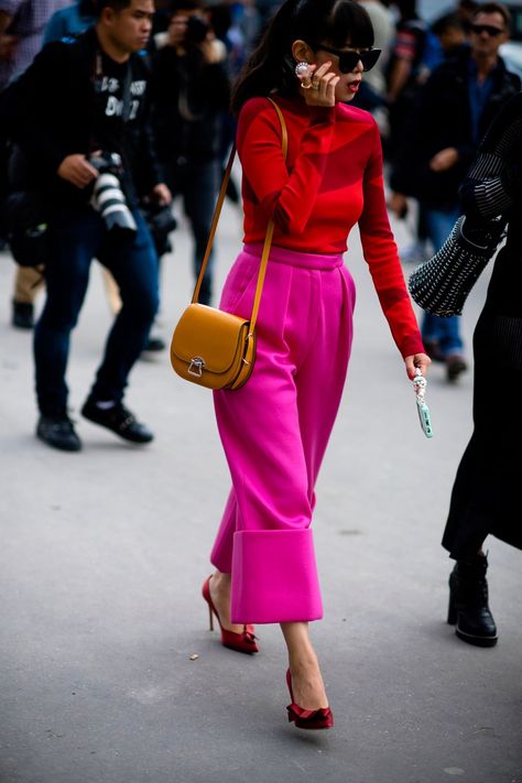 Bold colored looks | For more style inspiration visit 40plusstyle.com Chique Outfits, Looks Street Style, Street Style Paris, Pink Pants, Street Style Inspiration, Brigitte Bardot, Work Outfits Women, Fashion Week Street Style, Mode Vintage