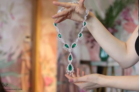 Chopard Red Carpet 2019 collection necklace with pear cut emeralds and diamonds Chopard Jewelry, Diamond Red, Katerina Perez, Pink Diamond Ring, Emerald Birthstone, Emerald Bracelet, Emerald Engagement Ring Cut, Emerald Pendant, Mom Jewelry