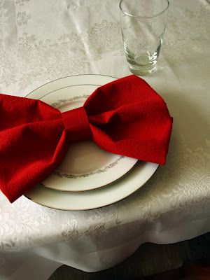 Bow napkin tutorial... and other decorating ideas... Diy Napkin Folding, Bow Napkin, Christmas Tree Napkin Fold, Napkin Ideas, Napkin Folding Tutorial, Christmas Napkin Folding, Creative Napkins, Christmas Tree Napkins, Diy Napkins