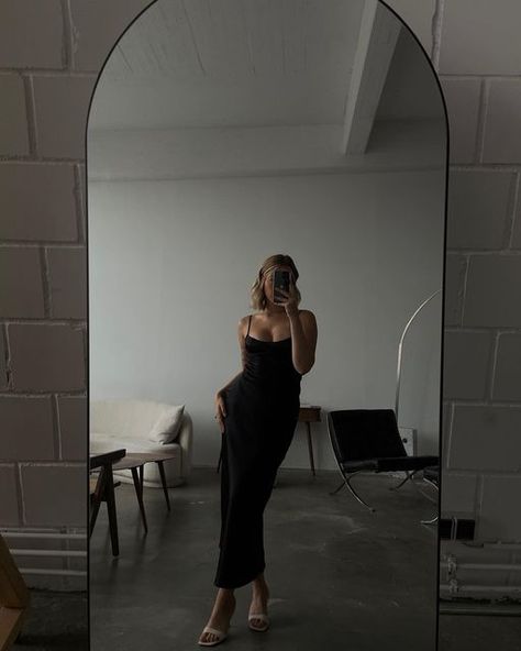 S A R A H on Instagram: "Mirror selfies will never get old 🫶🏼" Big Mirror Pics, Mirror Selfie Full Body Poses, Mirror Selfie Background, Mirror Selfie Instagram, Outfit Poses, Brand Influencer, Long Mirror, Artist Loft, Big Mirror