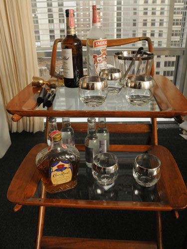 don draper bar cart. can you imagine your boss letting you have a nicely stocked bar cart by your desk today? Mad Men Bar Cart, Men Office Decor, Mad Men Office, Flooring Types, Flooring Hardwood, Modern Bar Cart, Gold Bar Cart, Man Bars, Don Draper