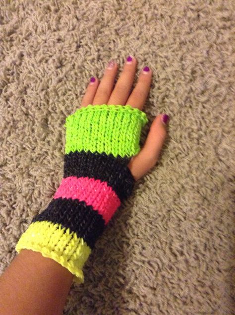 Rainbow loom fingerless glove. Aesthetic Loom Band Bracelets, Rainbow Loom Phone Case, Pride Loom Band Bracelets, Rainbow Arm Warmers, Rainbow Loom Pencil Hugger, Loom Bands Designs, Loom Bands Tutorial, Loom Band Patterns, Rainbow Loom Bracelets Easy