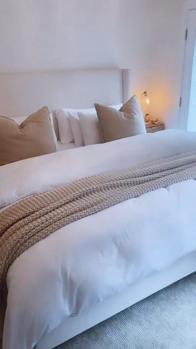 Neutral Bed Sheets Aesthetic, Bed With Ivory Sheets, Biege White Bedding, Comfy Bed Neutral, White Nuetral Bedding, Minimalist Room, Redecorate Bedroom, Room Makeover Bedroom, Bedroom Layouts