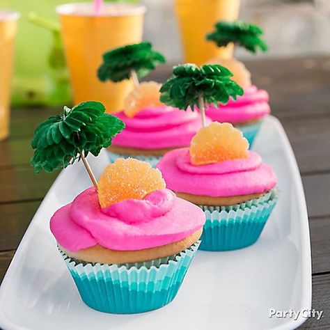 Tropical Cupcakes, Pool Party Cakes, Pool Party Food, Sun Birthday, Cupcake Wars, Fiesta Tropical, Pool Party Decorations, Pool Party Invitations, Luau Birthday