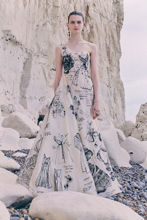 Alexander Mcqueen Gown, Mcqueen Couture, Alexander Mcqueen Resort, Alexander Mcqueen Dresses, Mcqueen Fashion, Couture Designers, 가을 패션, Fashion Show Collection, Vogue Paris