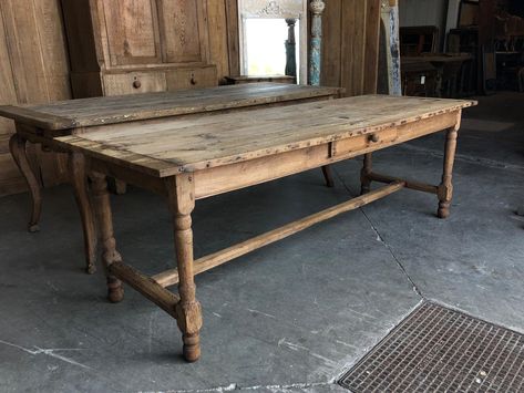 Barn House Kitchen, Antique Kitchen Table, Oak Farmhouse Table, Antique Farm Table, Old Tables, Oak Farmhouse, Furniture Reupholstery, Antique Dining Tables, Pine Table