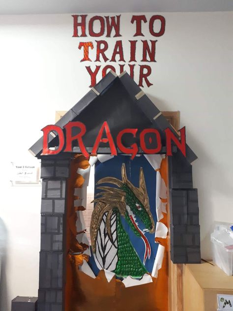 Using shoe boxes and tissue boxes the dragon is made up of spoons and foam Classroom Castle, Dragon Classroom, Doors Decoration, Monster Theme Classroom, Diy Dragon, Ra Themes, School Display, Dragon Halloween, Classroom Doors