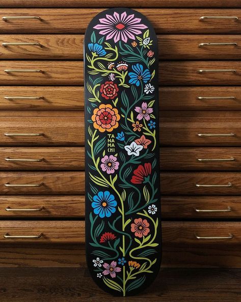 Hand Painted Skateboard Decks, Cool Skateboard Decks Design, Custom Painted Skateboard, Skate Bored Design, Long Board Designs Paint, Skate Deck Designs, Custom Skateboard Decks Art, Skateboard Painting Ideas Easy, Skate Board Painting Idea