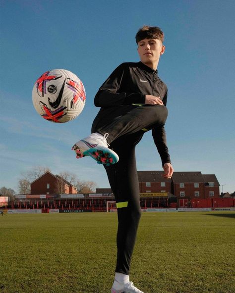 Man Playing Football, Soccer Photoshoot, Best Soccer Shoes, Jersey Collection, Football Boyfriend, Faded Hair, Soccer Guys, Playing Football, Soccer Boys