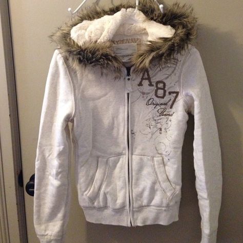 Sweatshirts Zip Up, Aeropostale Zip Up Hoodies, Hoodie With Fur Hood, Zip Ups Hoodie, White Zip Up, Jacket With Fluffy Hood, 2000s Zip Up Hoodie, Hood Y2k, 2000s Hoodie