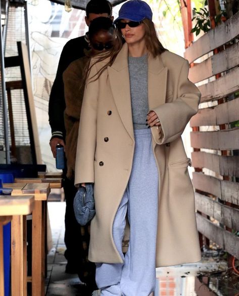 Hailey Bieber Winter Outfits, Hailey Bieber Winter, Hailey Bieber Outfits Street Style, Iconic Celebrity Couples, Hailey Bieber Street Style, Hailey Baldwin Street Style, Hailey Bieber Outfits, Mode Rihanna, Hailey Bieber Style