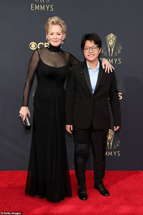 Chic Black Outfits, Cedric The Entertainer, Allison Janney, Jean Smart, The Emmys, Single Mother, Emmy Awards, Long Black Dress, Single Mothers