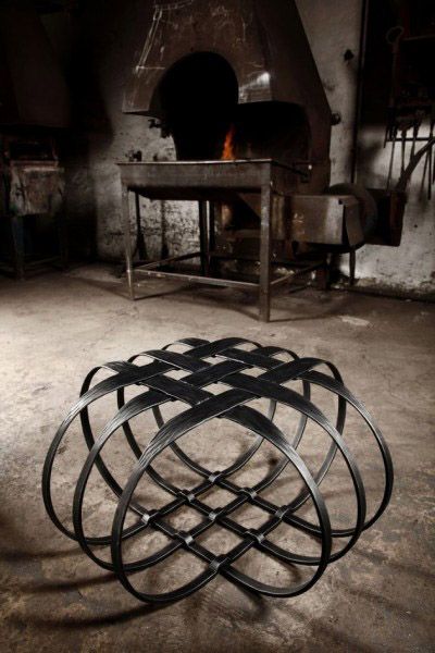 asiento de planchuela                                                                                                                                                                                 Más Iron Furniture Design, Timeless Interior Design, Furniture Design Ideas, Wrought Iron Furniture, Metal Objects, Wrought Iron Design, Wrought Iron Decor, Desain Furnitur Modern, Outdoor Seat