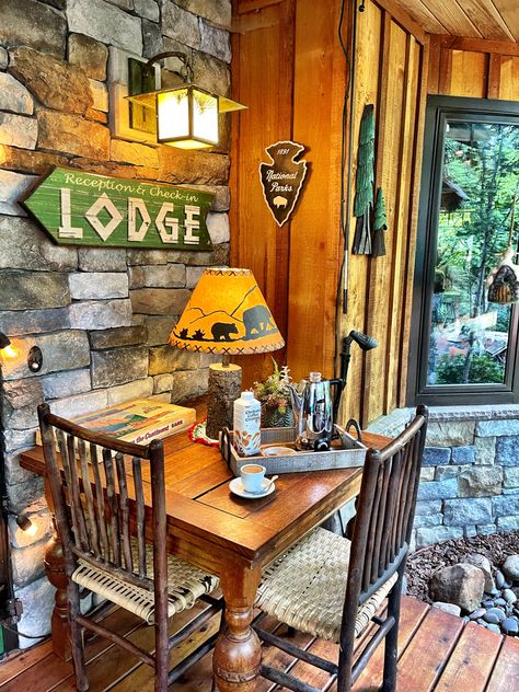 Rustic Log Cabin Living Room, Log Cabin Sunroom, Rustic Cabin Decor Ideas, Lodge Porch, Lodge Kitchen Decor, Canadian Cabin, Sprout House, Cabin Decor Ideas, Log Cabin Living Room