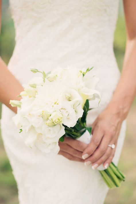 Mini Bridal Bouquet Simple, Small Bridal Bouquet Summer, Small Bride Bouquets, Mini Bridal Bouquet, Peach Blush Wedding, Elegant Bridal Bouquets, Simple Bouquet, Small Vineyard, Small Wedding Bouquets