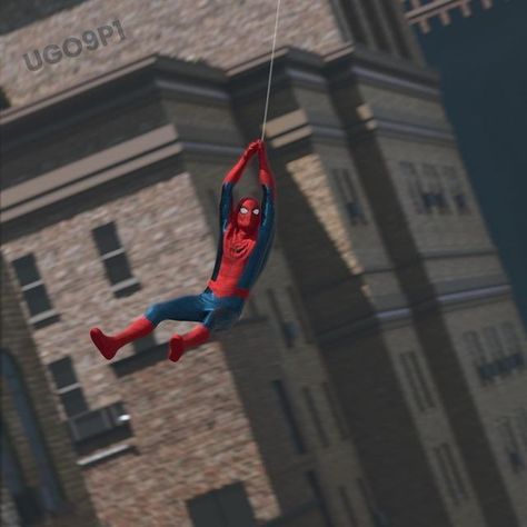 Spiderman Swinging, Spider Man Swinging, Dark Tumblr, Spiderman Poster, Jumping Spider, Spiderman Pictures, Tom Holland Spiderman, Spider Woman, Male Poses